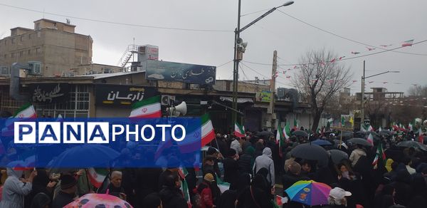 همگام با هم؛ مردم و دانش‌آموزان، شکوه جاودانه ۲۲ بهمن را فریاد می‌زنند