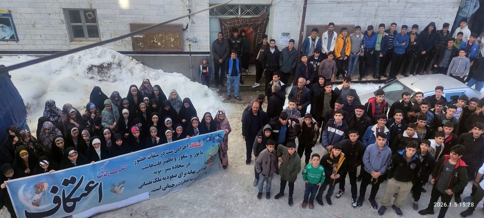 اعتکاف دانش‌آموزان روستای گونبرف در برف یک متری