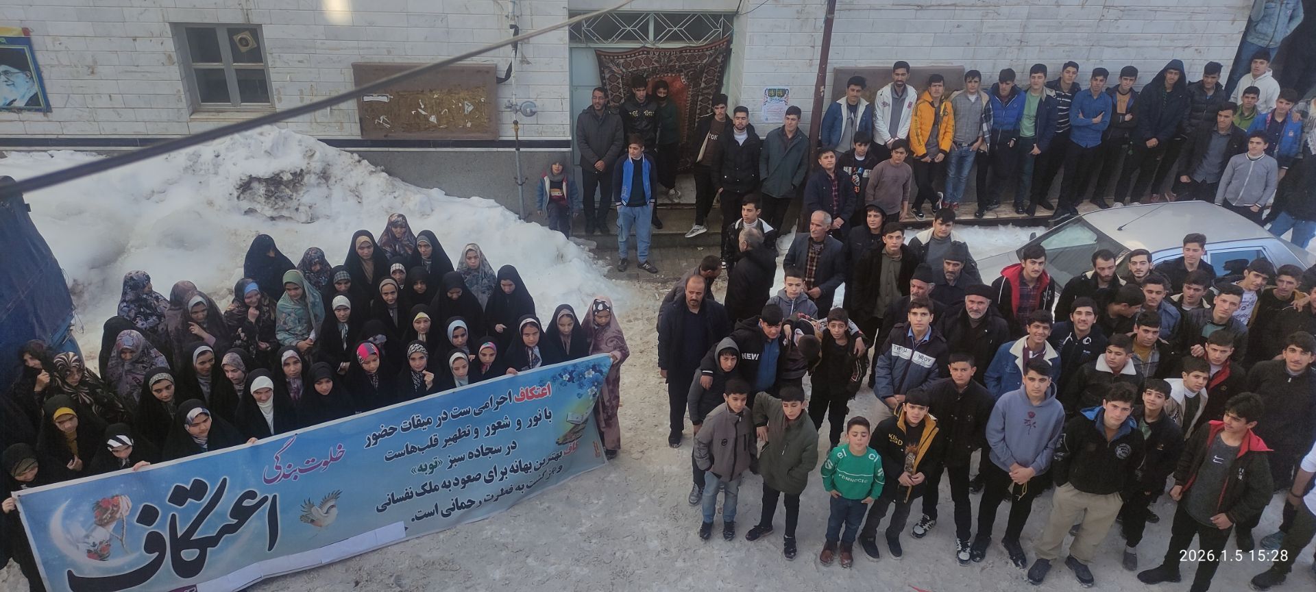 اعتکاف دانش‌آموزان روستای گونبرف در برف یک متری