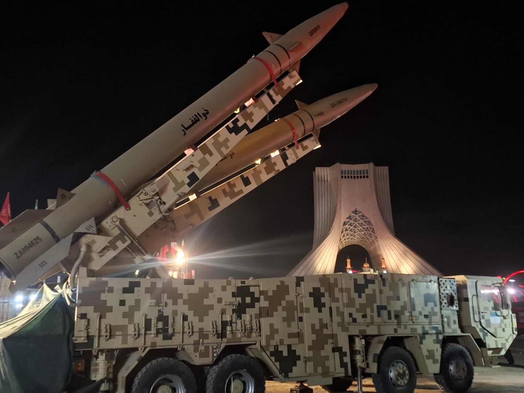 آشنایی نوجوانان با اصول اولیه کار با سلاح در غرفه «شهر کودک و نوجوان حسینی» محرم‌شهر