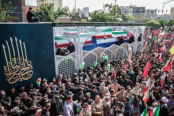 خودروی حامل پیکر رهبر شهید از خیابان آزادی وارد مسیر تشییع شد
