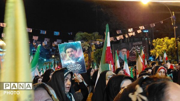 به فرمان رهبر در خیابان می‌مانیم