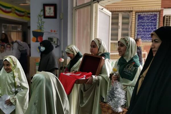 پرچم متبرک امام حسین(ع) میهمان دانش‌آموزان مدرسه زنده‌یاد قمصری