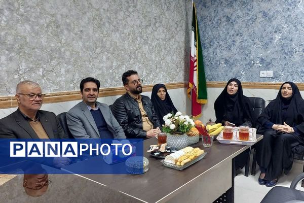 افتتاحیه نمایشگاه «مدرسه انقلاب» در مدرسه شهید شرافت بهارستان‌دو