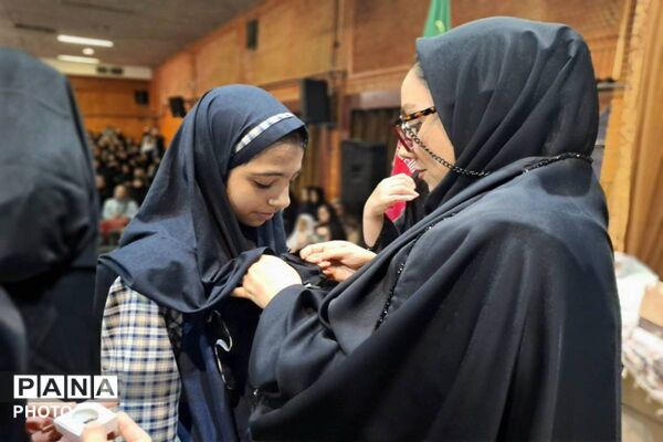 مراسم اعطای نشان سمپاد به دانش آموزان فرزانگان ورامین