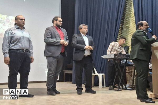 مراسم اعطای نشان سمپاد به دانش آموزان فرزانگان ورامین