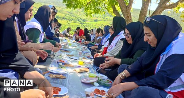 پیاده‌روی اعضای هلال احمر در روستای کشانک