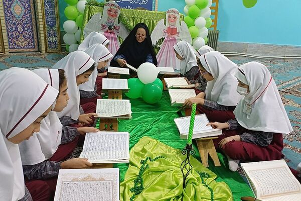 محفل انس با قرآن کریم در دبستان ستایش 