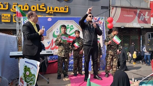 حماسه حضور فرهنگیان و دانش‌آموزان منطقه ۵ در راهپیمایی ۲۲ بهمن