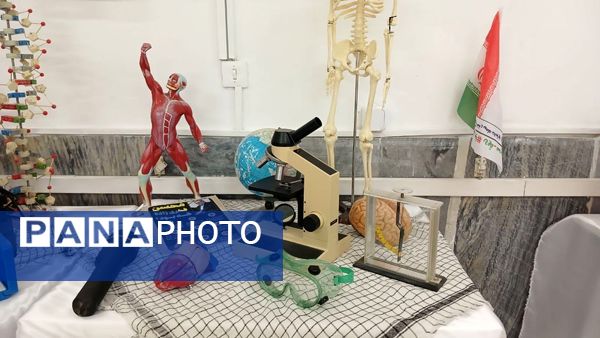 برپایی نمایشگاه دستاوردهای انقلاب‌اسلامی در دبیرستان نمونه‌تربیت شهرستان محلات