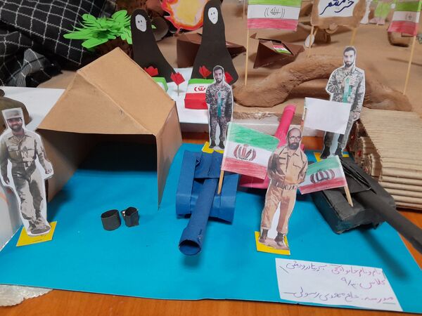 نمایشگاه دست‌سازه‌های آمادگی دفاعی دانش‌آموزان مدرسه حاج مهدی رسولی