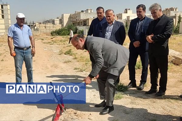 آیین کلنگ زنی مدرسه دوازده کلاسه در شهرک سبحان