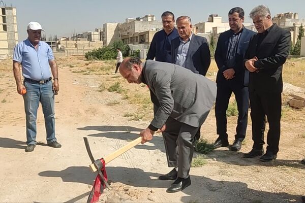 آیین کلنگ زنی مدرسه دوازده کلاسه در شهرک سبحان