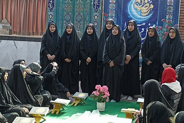 اهدای جوایز به دختران رتبه آور در رشته های قرآن و عترت و نماز شهرستان دماوند