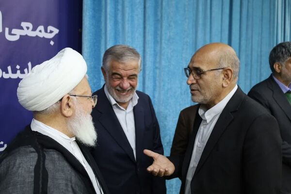 ضیافت افطاری جمعی از دانش‌آموزان با امام جمعه یزد 