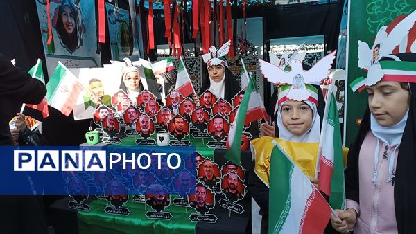 دانش‌آموزان با حضور در راهپیمایی ۱۳ آبان تنفر خود را نسبت به شیاطین امروزی نشان دادند