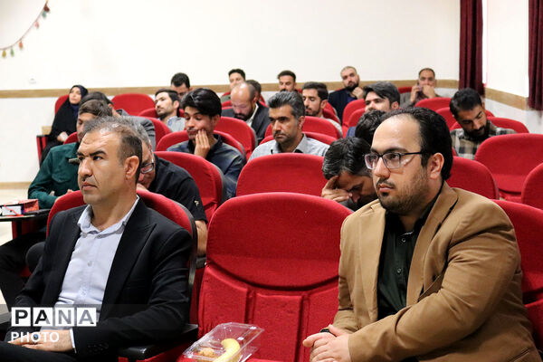 تقدیر از منتخبین حوزه ابتدایی توسط مدیر کل آموزش پرورش 
