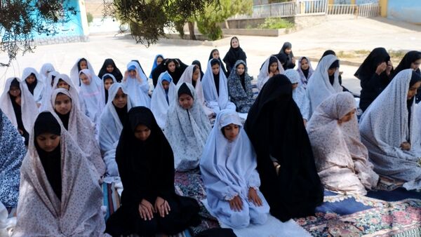 آیین نواختن زنگ نماز در مدرسه فرهنگ شهرستان خلیل آباد 
