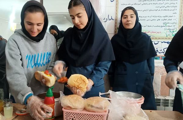 برپایی بازارچه کسب و کار دانش‌آموزی مدرسه الزهرا مارگون