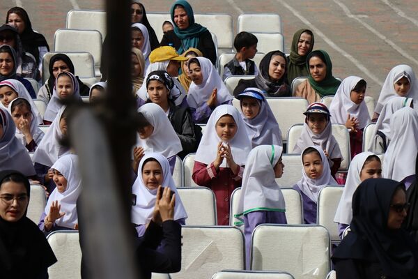 آیین گرامیداشت مقام معلم و به صدا درآوردن زنگ سپاس معلم در مدرسه شهید مرادی و شهید کلانتری پاکدشت