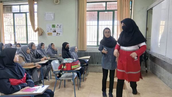آموزش کمک‌های اولیه مانور زلزله به دانش‌آموزان دبیرستان شهید دهقان