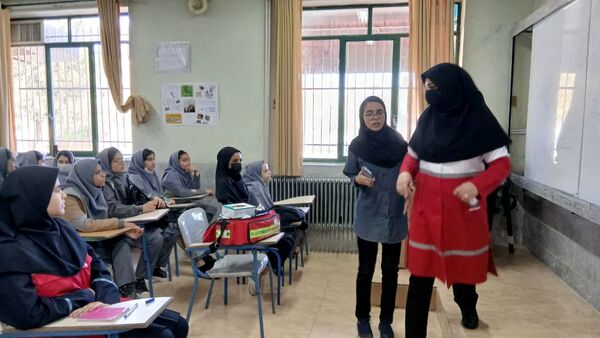 آموزش کمک‌های اولیه مانور زلزله به دانش‌آموزان دبیرستان شهید دهقان
