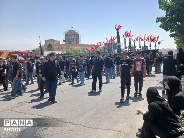 عزاداری پرشور ظهر عاشورا در محمدشهر کرج