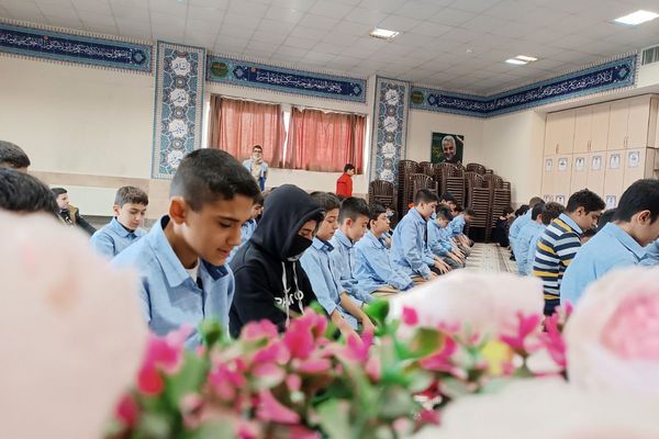 برپایی نماز جماعت در مدرسه انصارالمهدی قرچک 