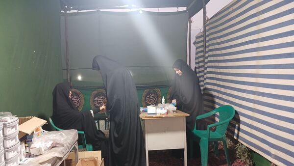 دانش‌آموزان با عشق در موکب امام حسین (ع) پذیرای زائران شدند
