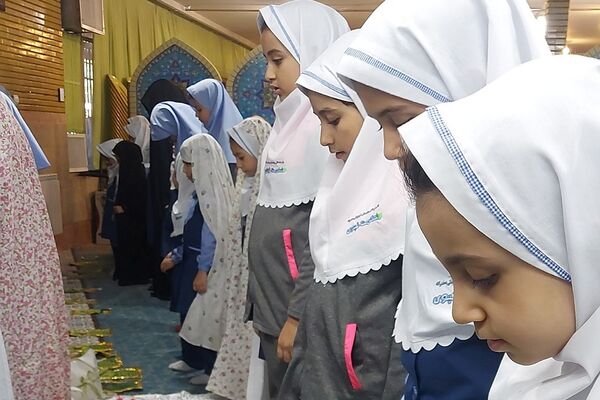 اقامه نماز جماعت در دبستان دخترانه حکمت شهرری