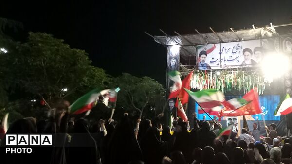 تجمع مردم شهر فردوسیه در دهه امامت در کنار شهدای گمنام