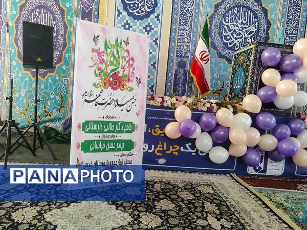 دکلمه‌خوانی دانش‌آموزان در مقابل مادران شهرستان قدس به‌مناسبت روز مادر