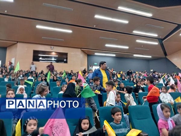 پایان شیرین دوره‌های آموزشی «غنچه‌های نور» با حضور چهره محبوب کودک و نوجوان در کاشان