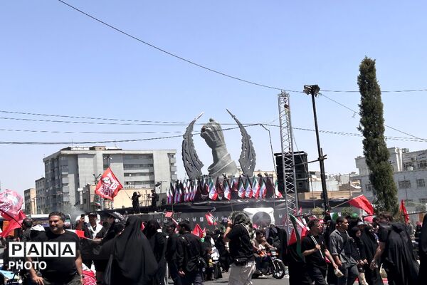 حضور میلیونی آحاد مردم ایران در مراسم تشییع رهبر شهید