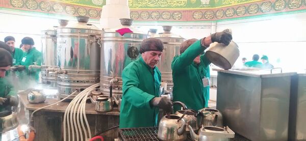 حضور خادمان اصفهانی در چایخانه امام رضا«ع» مشهد