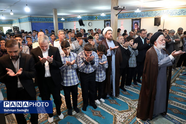 اقامه اذان و نماز با شعار «مِهر با مُهر» با حضور وزیر آموزش و پرورش