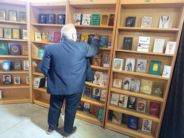 برپایی نمایشگاه کتاب در مجتمع طلای سفید بجنورد 