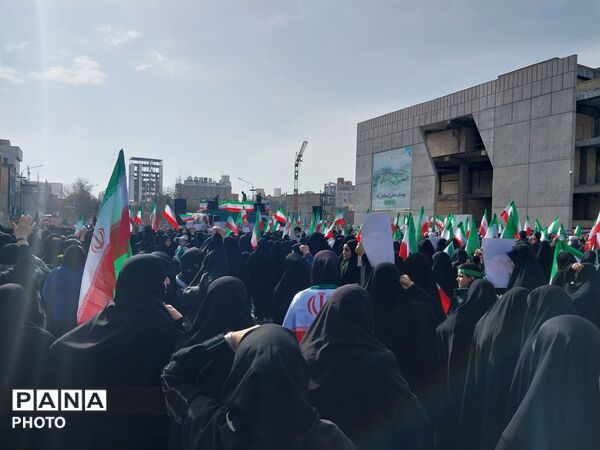 تجمع دانش آموزان و مردم غیور در سوگ رهبر معظم انقلاب در میدان شهدا مشهد مقدس