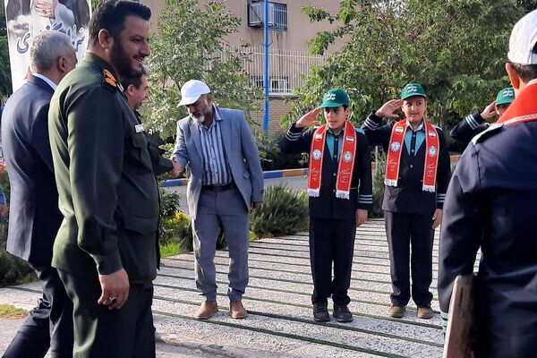 استقبال دانش‌آموزان پیشتاز از فرمانده سپاه استان تهران در اداره کل آموزش و پرورش شهرستانهای تهران