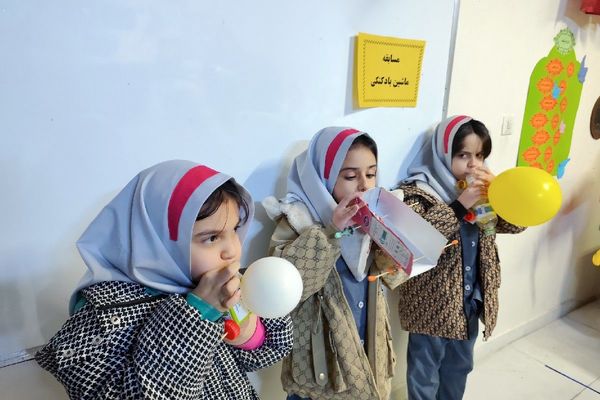 رقابت هیجان انگیز ماشین های بادکنکی در دبستان سارا شهرستان ملارد