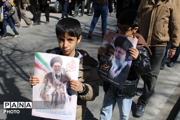 راهپیمایی دانش‌آموزان در همدان