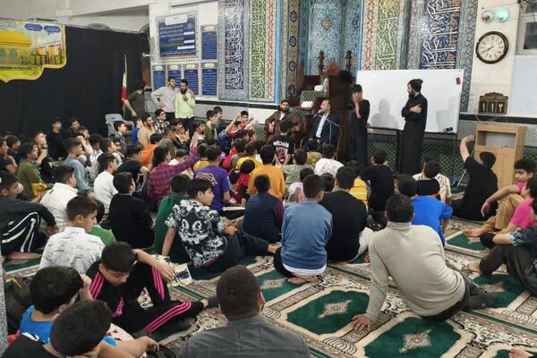 اعتکاف دانش آموزی در مسجد حضرت ابوالفضل قیامدشت