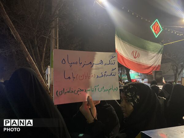  حضور مردم باخرز در آیین دشمن‌سوزی چهارشنبه‌سوری آخر سال