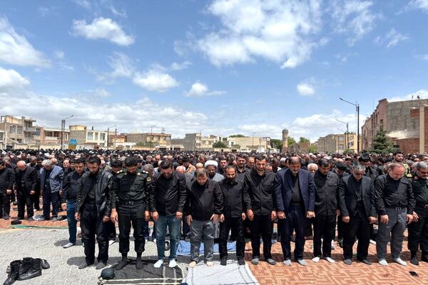 اقامه نماز ظهر عاشورا و آیین تعزیه‌خوانی در اردبیل 