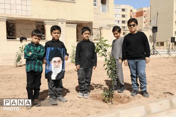 کاشت ۱۰۰۰ «نهال امید» به یاد «سرو ایران» در یزد