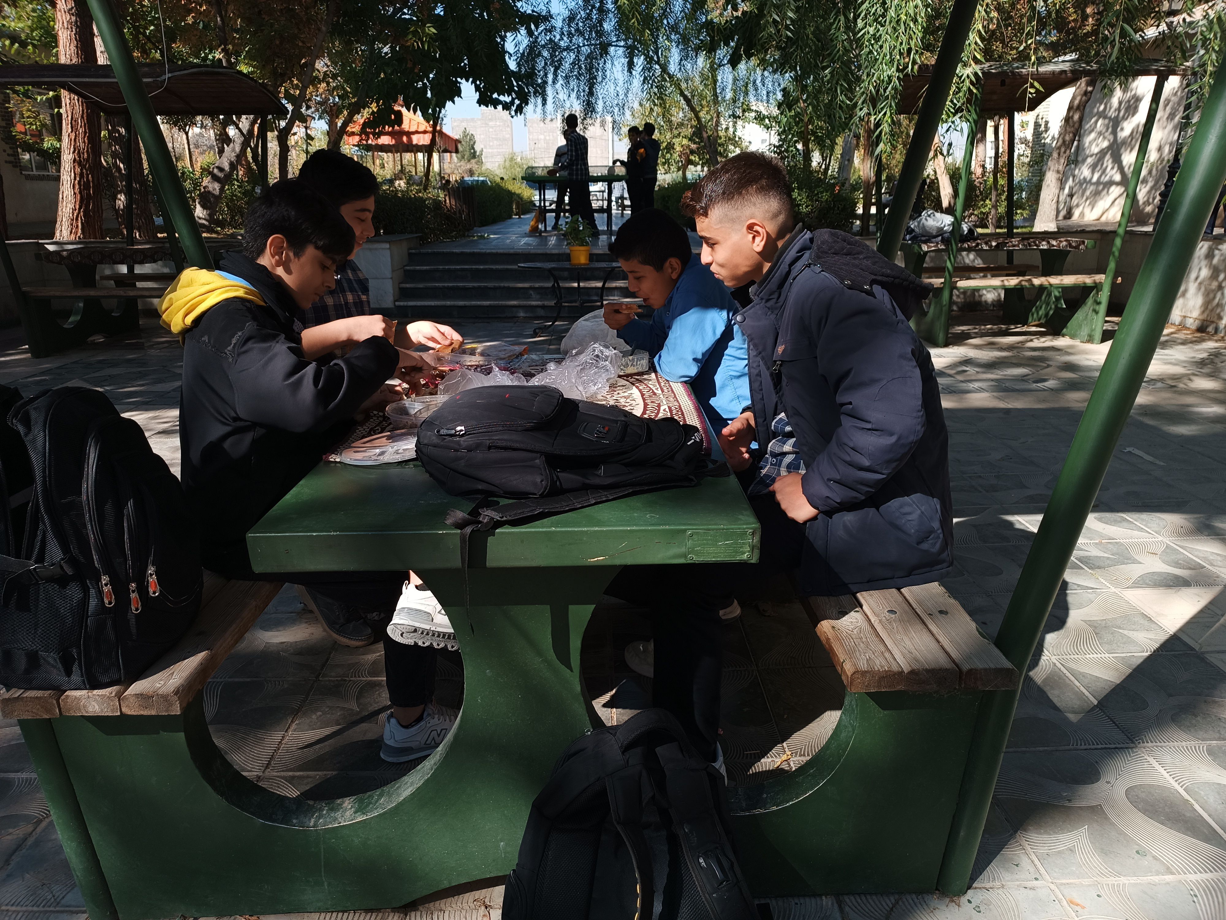 برگزای اردوی تفریحی دبیرستان رجایی یک به‌مناسبت هفته بسیج 