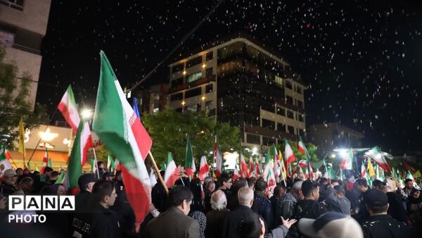 برای کشورمان ایران در خیابان می‌مانیم