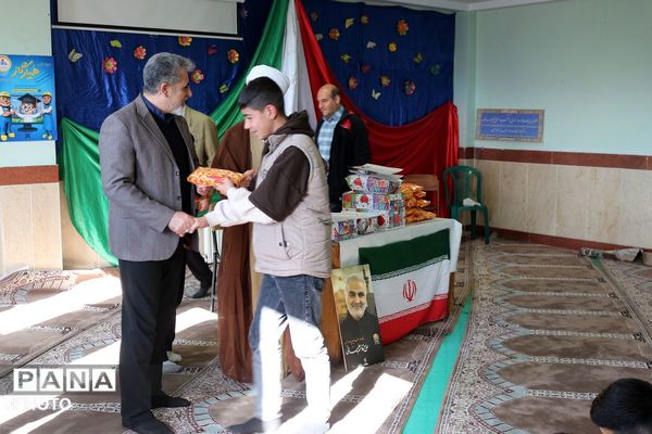 تجلیل از دانش‌آموزان برتر علمی و ورزشی مدرسه ولایت به مناسبت هفته امور‌تربیتی