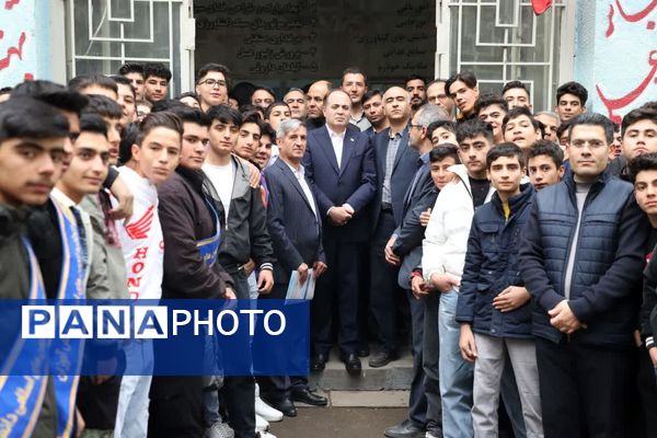 حضور وزیر کشاورزی در مراسم صبحگاهی هنرستان کشاورزی تبریز