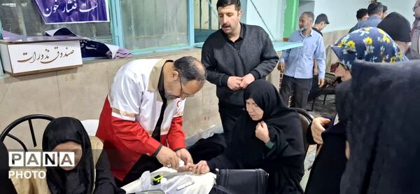 کمک رسانی گروه جهادی شهدای مدافع و هلال احمر به صورت رایگان به مردم ساوجبلاغ  